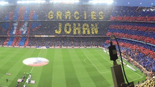 KHOẢNH KHẮC 'Kinh điển': CĐV Barca tạm biệt Johan Cruyff trên sân Nou Camp